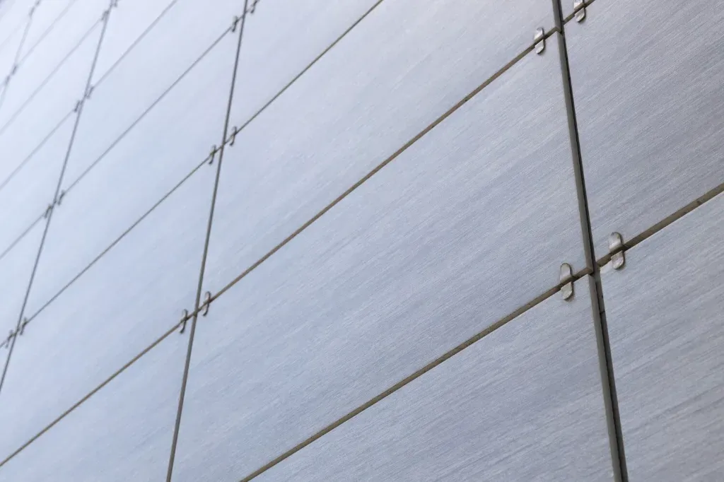 montaż płyt elewacyjnych z betonu